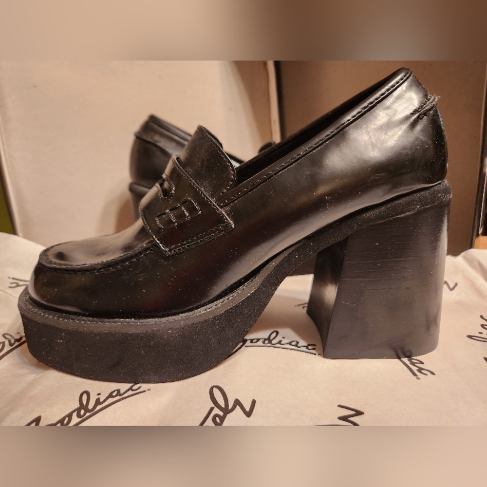 New Zodiac High Big Heel Women's Sz 8.5